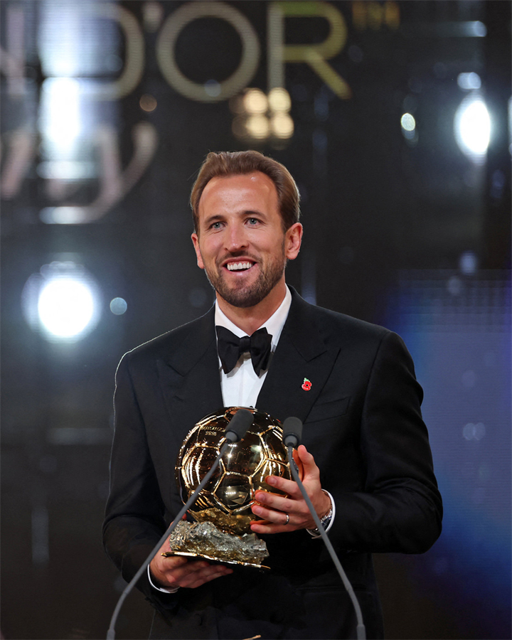 Harry Kane rạng rỡ trên sân khấu - Ảnh: Uefa