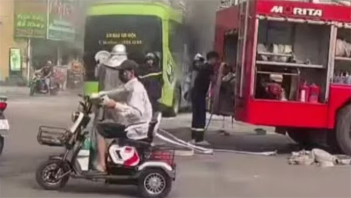Xe buýt bốc cháy trên phố Lê Thanh Nghị (Hà Nội) sáng 27/10, nguyên nhân do nắp cống bật lên va chạm vào pin xe khiến xe bốc cháy. (Ảnh: Người dân cung cấp/Nhân dân)