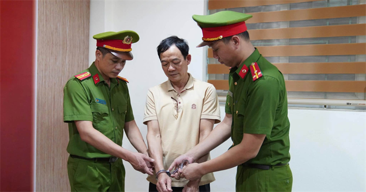 Cơ quan Cảnh sát điều tra Công an tỉnh Phú Thọ thi hành quyết định khởi tố bị can và lệnh bắt bị can để tạm giam đối với Quách Chí Lâm. (Ảnh: Công an Phú Thọ)