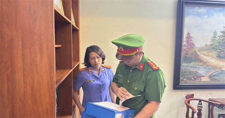 Cơ quan Cảnh sát Điều tra khám xét nơi ở của đối tượng Quách Chí Lâm. (Ảnh: Công an Phú Thọ)