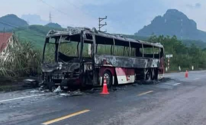 Xe khách 45 chỗ cháy trơ khung. (Ảnh: VTCnews)