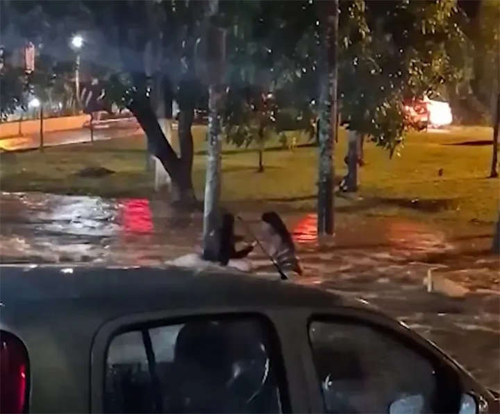 Hai cô gái bị mắc kẹt trong dòng nước lũ chảy xiết trên đường trở về từ một bữa tiệc ở Brazil. Ảnh: Newsflash qua The Sun.