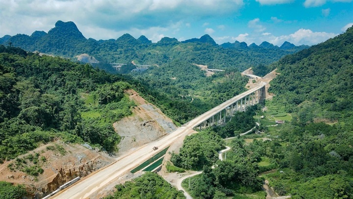 Dự án cao tốc Đồng Đăng (Lạng Sơn) - Trà Lĩnh (Cao Bằng) có tổng chiều dài hơn 121 km, chia làm 2 giai đoạn: Giai đoạn 1 từ Km0 - Km93+350; giai đoạn 2 từ Km93+350 - Km121+060. Ảnh: BL
