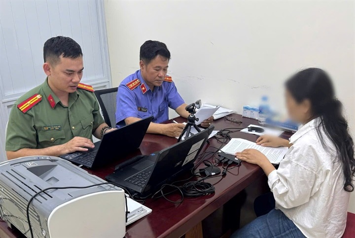 Điều tra viên và Kiểm sát viên làm việc ghi âm, ghi hình hỏi cung bị can. Ảnh Công an thành phố Hải Phòng.