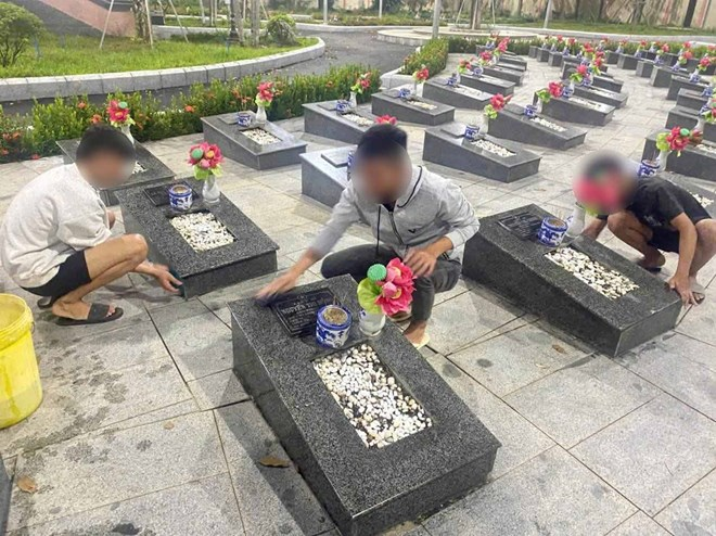 Những thanh thiếu niên tụ tập đánh nhau được ngăn chặn, đưa đến dọn dẹp nghĩa trang liệt sĩ. Ảnh: Công an xã Phú Giáo/Lao động