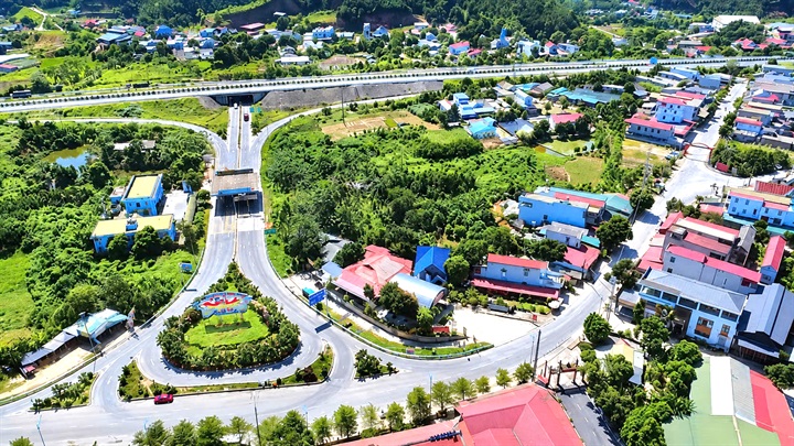 Tuyến đường nối Nghĩa Lộ với cao tốc Nội Bài - Lào Cai dài khoảng 53km, điểm đầu tại nút giao IC14 trên cao tốc Nội Bài - Lào Cai, điểm cuối giao với Quốc lộ 32. Ảnh CTTĐT Lào Cai.
