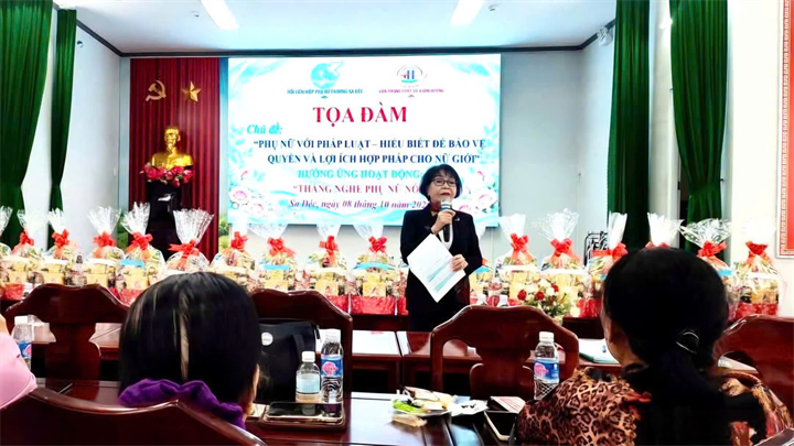 Luật gia Hồ Thị Xuân Hương trao đổi và giải đáp các vấn đề pháp lý cho hội viên phụ nữ.