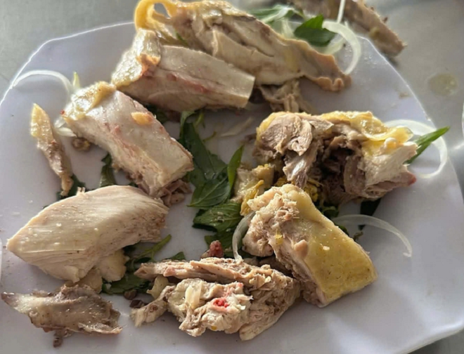 Đĩa gà luộc, sau khi ăn còn lại ẢNH: CÔNG ĐỨC/Thanh niên