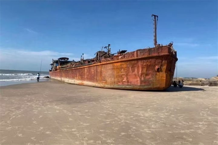 Sà lan máy mắc cạn ở vùng biển Phước Hội. Ảnh: CTV/Tiền phong