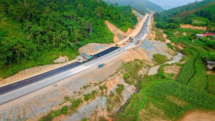 Hiện toàn bộ công trường dự án dài hơn 121 km đang thi công tổng thể với 132 mũi thi công, nhân lực huy động trải dài trên 3 gói thầu dự án. Ảnh: BL