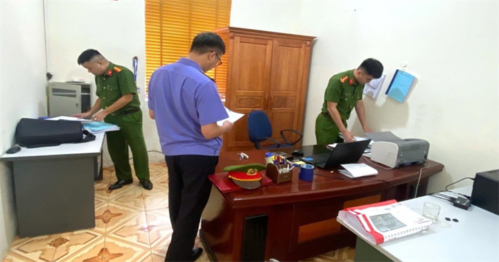 Cơ quan Cảnh sát điều tra Công an tỉnh Lạng Sơn đã phối hợp với Viện kiểm sát nhân dân tỉnh Lạng Sơn thi hành Lệnh khám xét nơi ở và nơi làm việc của các bị can. (Ảnh: Công an Lạng Sơn)