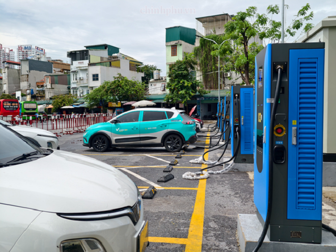 Đối với hạ tầng trạm sạc công cộng, thiết bị sạc và đầu sạc điện được đầu tư mới, Thành phố yêu cầu bảo đảm khả năng kết nối, tương thích và sử dụng chung với nhiều chủng loại phương tiện. Ảnh: Chinhphu.vn/Minh Anh