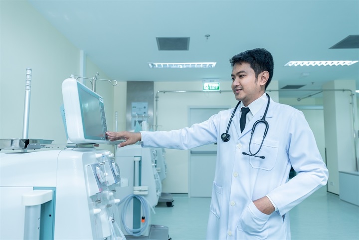 Bác sĩ thao tác trên màn hình điều khiển máy chạy thận nhân tạo. Ảnh minh họa