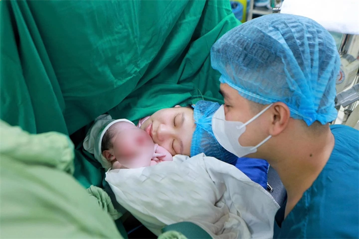Chính sách hỗ trợ tài chính cho phụ nữ sinh đủ 2 con trước 35 tuổi được đánh giá là bước đi tích cực. Ảnh minh họa: Dân Việt
