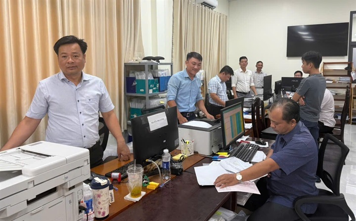 Viên chức Văn phòng Đăng ký đất đai tỉnh An Giang tăng cường hỗ trợ cho Chi nhánh đặc khu Phú Quốc trong tiếp nhận, hướng dẫn và xử lý hồ sơ cho người dân - Ảnh: chinhphu.vn/Lê Sơn