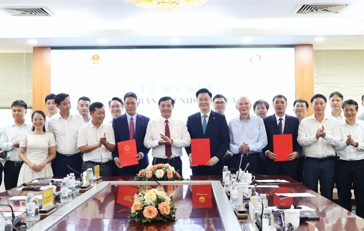 Thứ trưởng Bộ Nông nghiệp và Môi trường cùng đại diện Sở NN&MT 5 tỉnh tham gia thí điểm chương trình cùng chứng kiến lễ ký Biên bản ghi nhớ giữa Quỹ Thiện Tâm và Cục Khí tượng thuỷ văn, Cục quản lý đê điều và Phòng, chống thiên tai. Ảnh Vingroup
