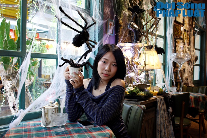Hải Anh tranh thủ check-in tại Grotto Cafe & Workshop trong dịp Halloween.