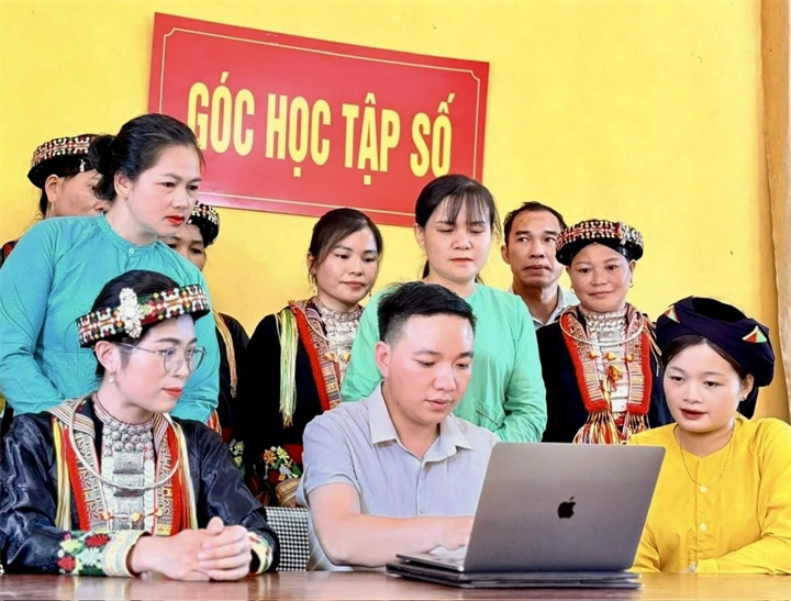 Cán bộ hướng dẫn người dân sử dụng dịch vụ công trực tuyến, nâng cao kỹ năng số đi vào cơ sở (Ảnh nguồn Lào Cai)
