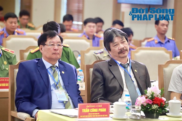 Ông Trần Công Phàn - Phó Bí thư Đảng uỷ, Phó Chủ tịch thường trực Hội Luật gia Việt Nam; ông Lương Mai Sao - Ủy viên Ban Thường vụ Đảng ủy, Trưởng Ban Tổ chức - Hành chính Hội Luật gia Việt Nam cùng các đại biểu dự Đại hội