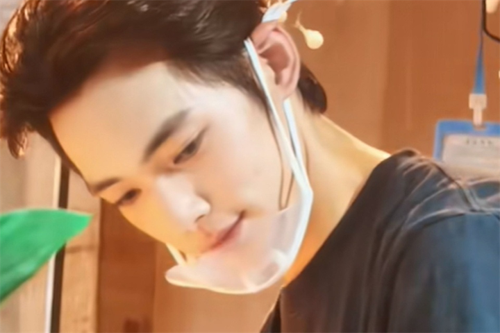 Vương Trị thu hút sự chú ý trên mạng xã hội nhờ ngoại hình nổi bật khi bán cơm gà tại chợ đêm ở Ninh Ba, Trung Quốc. Ảnh: HK01.