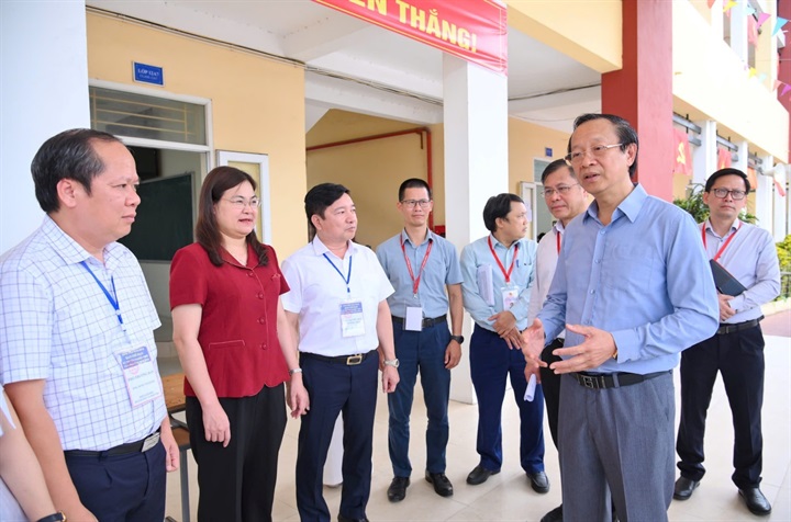 Thứ trưởng Thường trực Phạm Ngọc Thưởng kiểm tra công tác tổ chức tại điểm thi Trường THPT A Thanh Liêm, tỉnh Ninh Bình, ngày 10/6/2026. Ảnh: MOET