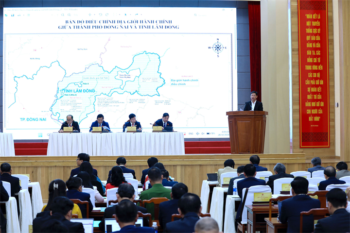 Tỉnh ủy viên, Giám đốc Sở Nội vụ Lâm Đồng Đỗ Văn Chung trình bày tờ trình về chủ trương điều chỉnh địa giới hành chính giữa Lâm Đồng và TP Đồng Nai tại Kỳ họp thứ 8 (kỳ họp chuyên đề) của  HĐND tỉnh Lâm Đồng khóa XI hôm 28/10. Ảnh: Báo Lâm Đồng.