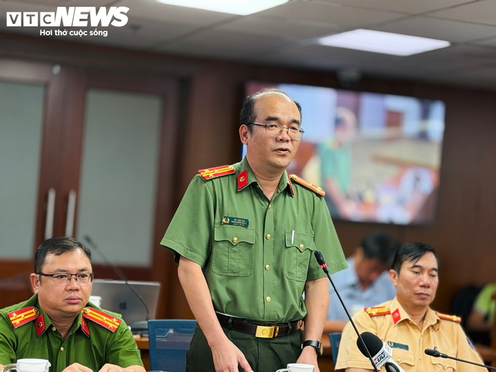 Thượng tá Hồ Thọ Hải, Phó Trưởng Phòng An ninh mạng và phòng, chống tội phạm sử dụng công nghệ cao (PA05), Công an TP.HCM thông tin tại họp báo. Ảnh: VTC News
