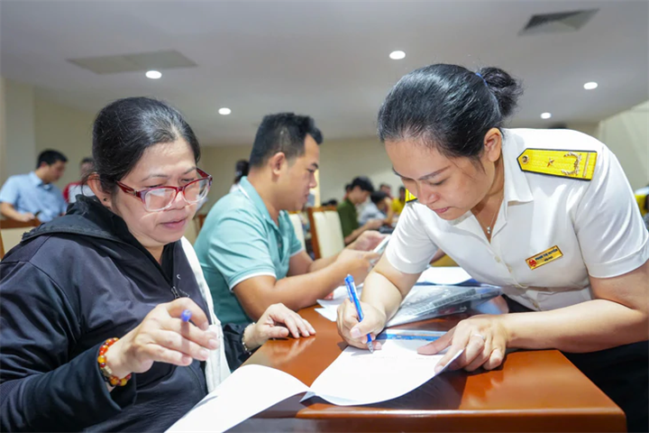 Bộ Tài chính đề xuất chưa tạm hoãn xuất cảnh người bị giả mạo thông tin thành lập doanh nghiệp. Ảnh minh họa: Hữu Hạnh/ Tuổi trẻ.