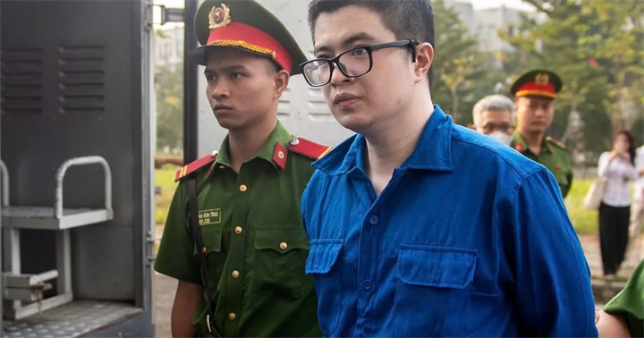 Mr Pips bị cảnh sát dẫn giải đến phiên tòa.