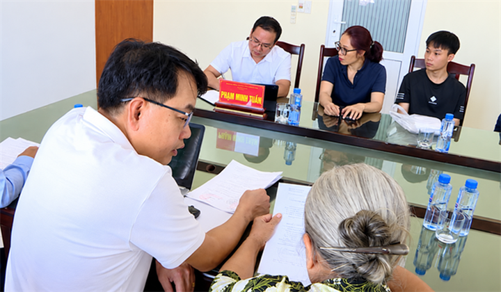 Luật gia Phạm Minh Tuấn cùng các đồng nghiệp tư vấn pháp luật miễn phí cho người dân.