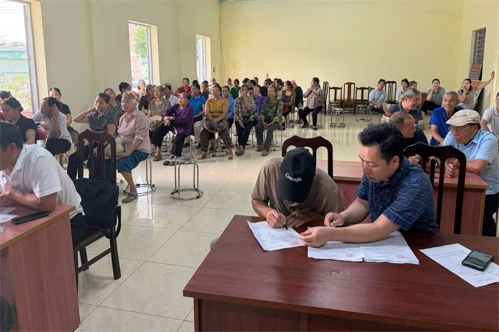 Người dân xã Thịnh Minh, tỉnh Phú Thọ trực tiếp tham gia đóng góp ý kiến về việc điều chỉnh địa giới hành chính. (Ảnh: UBND xã Thịnh Minh)
