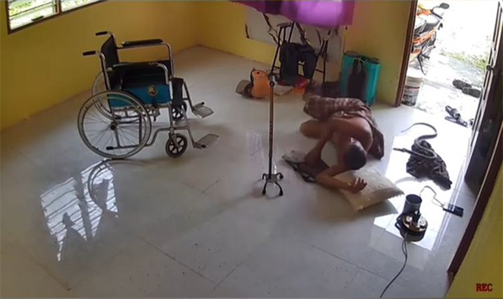 Người đàn ông suýt bị con rắn tấn công. Ảnh cắt từ clip/fakta.beriita
