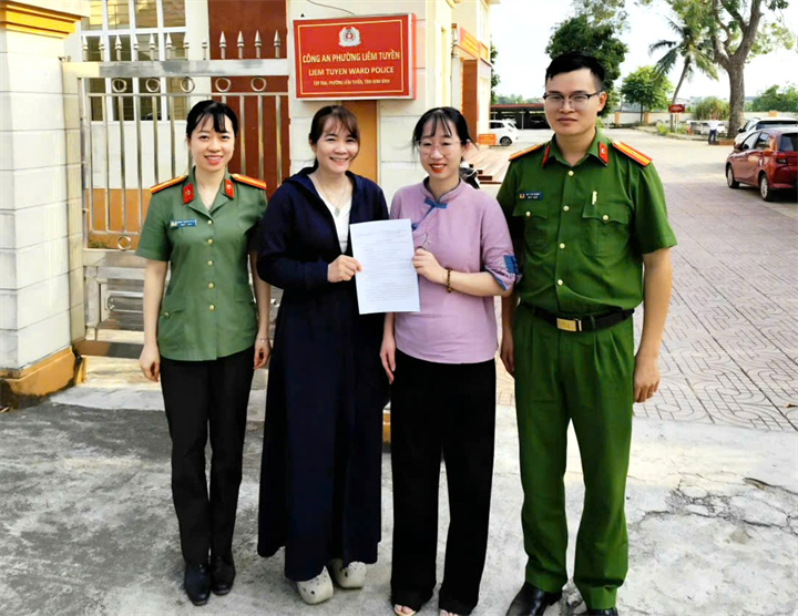 Công an phường Liêm Tuyền hỗ trợ chị Vân hoàn trả đầy đủ số tiền chuyển khoản nhầm. Ảnh: Cổng thông tin điện tử Công an tỉnh Ninh Bình