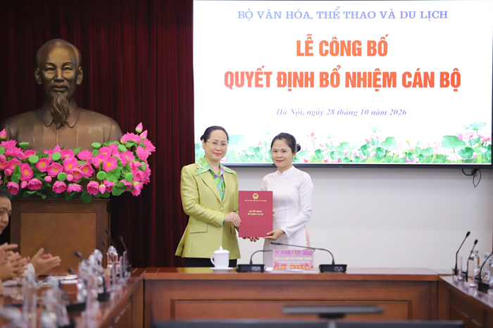 Uỷ viên Ban Chấp hành Trung ương Đảng, Bộ trưởng Bộ VHTTDL Lâm Thị Phương Thanh trao quyết định cho các cán bộ được điều động, bổ nhiệm.