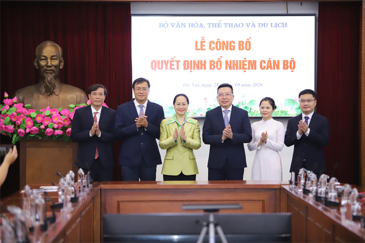 Uỷ viên Ban Chấp hành Trung ương Đảng, Bộ trưởng Bộ VHTTDL Lâm Thị Phương Thanh chụp ảnh lưu niệm với các cán bộ được điều động, bổ nhiệm