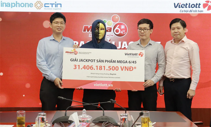 Anh N.A. nhận giải Jackpot xổ số tự chọn Mega 6/45 trị giá hơn 31 tỷ đồng - Ảnh: CTV/ Tuổi trẻ.