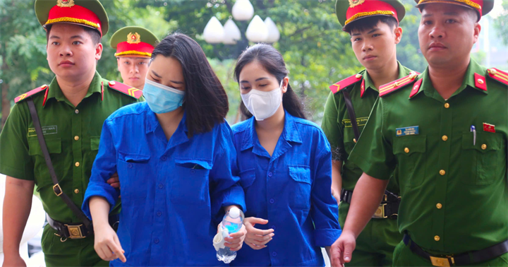 Các bị cáo bị cảnh sát dẫn giải tới tòa.