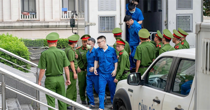Cảnh sát dẫn giải các bị cáo đến phiên tòa.