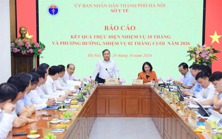 Chủ tịch UBND Thành phố Vũ Đại Thắng yêu cầu ngành y tế cần nâng cao năng lực trạm y tế xã, phường, gắn khám sức khoẻ với tư vấn, quản lý sức khỏe người dân và lấy sức khỏe và sự hài lòng của nhân dân làm thước đo. (Ảnh Viết Thành)