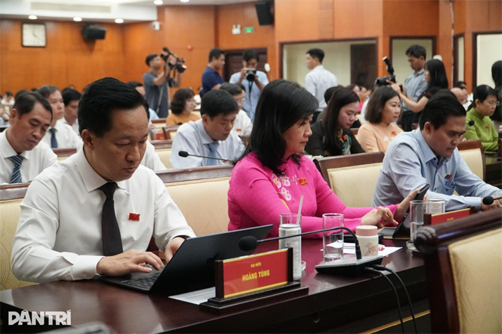 Các đại biểu biểu quyết thông qua các nghị quyết tại kỳ họp (Ảnh: Xuân Đoàn)/Dân  Trí