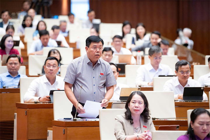 Bộ trưởng Bộ Nội vụ làm rõ ý kiến ĐBQH nêu (Ảnh: Media Quốc hội).