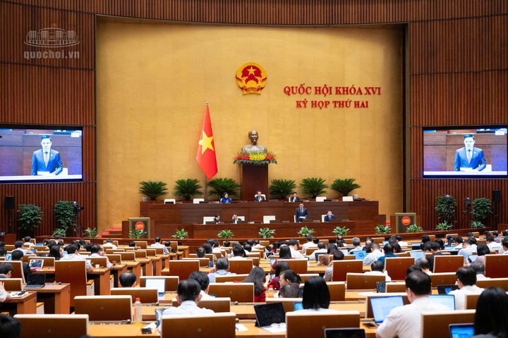 Bộ trưởng Bộ Công Thương Lê Mạnh Hùng phát biểu giải trình, làm rõ một số vấn đề đại biểu Quốc hội nêu.. Ảnh: Quochoi.vn