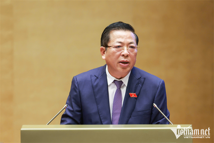 Bộ trưởng Xây dựng Trần Hồng Minh phát biểu giải trình. Ảnh: VietNamNet.