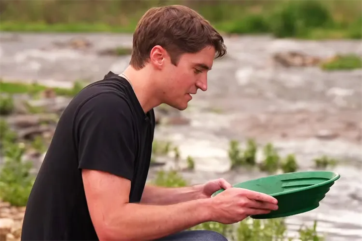 Jack Vulcani đang đãi vàng ở Colorado.(Ảnh:9News/Youtube qua People)