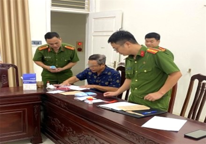 Vũ Ngọc S. đến cơ quan công an đầu thú sau 37 năm bị truy nã về tội hiếp dâm - Ảnh: Công an Ninh Bình. (Ảnh: Cổng thông tin điện tử công an Ninh Bình)