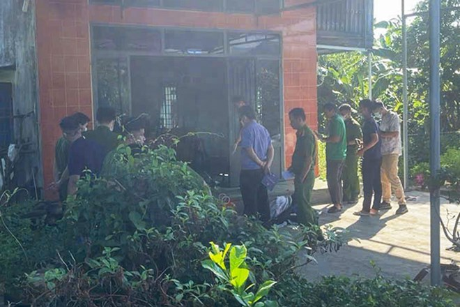 Lực lượng chức năng điều tra vụ việc 2 cha con tử vong trong căn nhà bị cháy ở xã Vĩnh Thịnh, Gia Lai. Ảnh: Đức Anh/Lao động.
