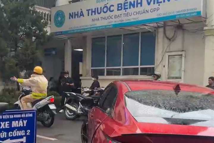 Sau ít phút, nam sinh được đưa đến bệnh viện và bàn giao cho các y, bác sĩ tiếp nhận, cấp cứu.