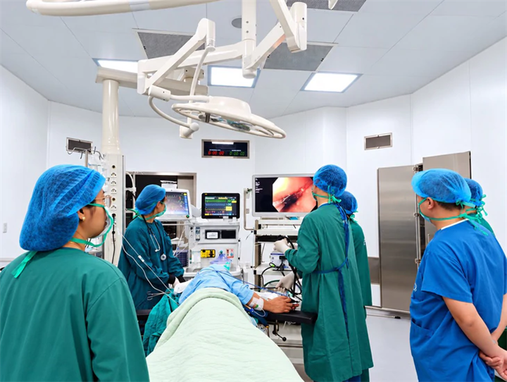 Bác sĩ Bệnh viện Bạch Mai cơ sở Ninh Bình thực hiện nội soi. (Ảnh: BVCC qua Tuổi trẻ)