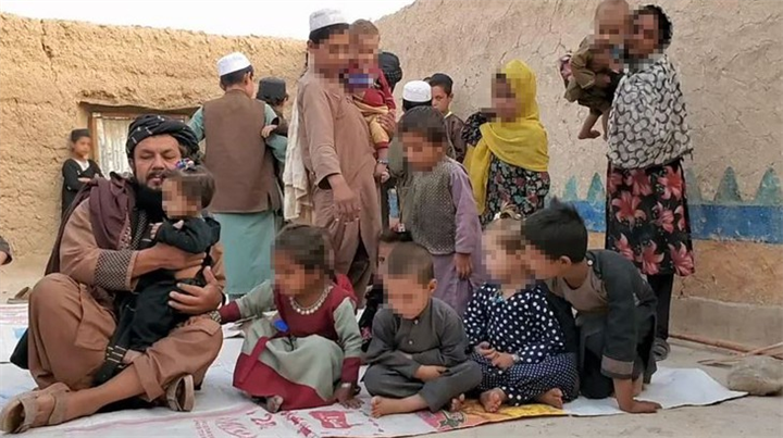 Ông Muhammad Sadeq bên đàn con. Ảnh: BBC