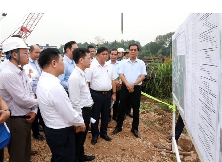 Phó Chủ tịch UBND Thành phố Bùi Duy Cường kiểm tra hiện trường Dự án cầu Vân Phúc và đường nối Quốc lộ 32. Ảnh CTTĐT Hà Nội.